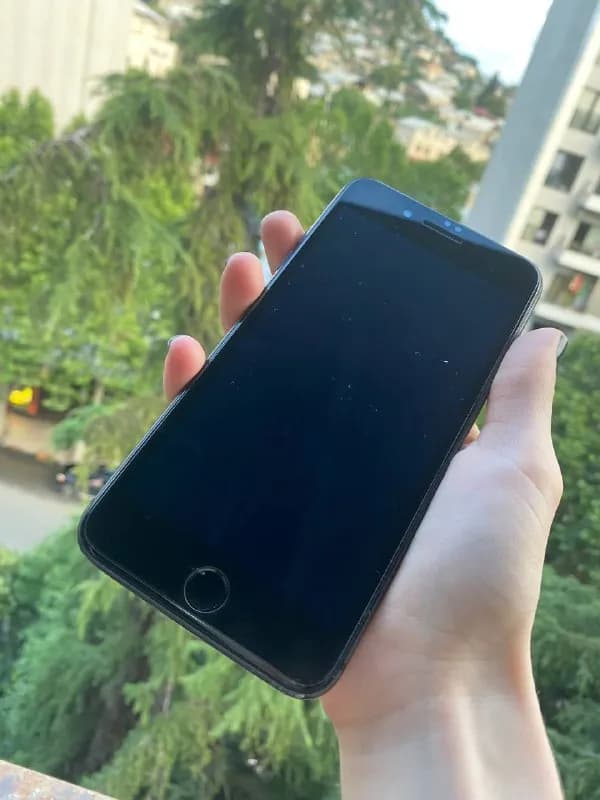 iPhone 8 plus, акб 78%, на заднем стекле есть трещина. Все в исправном состоянии. Цена 420 лари. — Тбилиси — 420 ₾