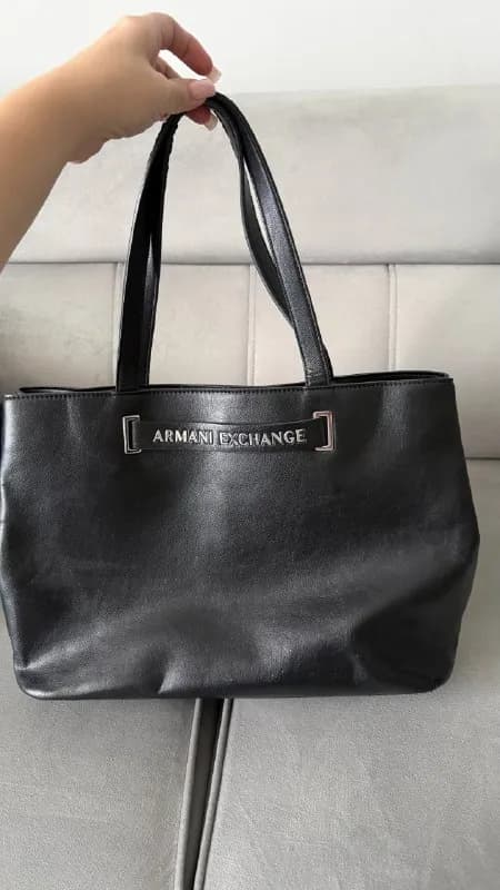 Armani Exchange из чёрной кожи. Минималистичный дизайн, фирменный логотип на передней панели. Состоя — Батуми — 50 ₾