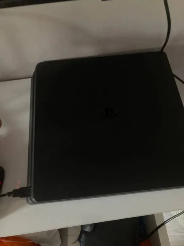 PlayStation 4 Slim 1TB с джойстиками и 5 играми — Тбилиси — 450 ₾