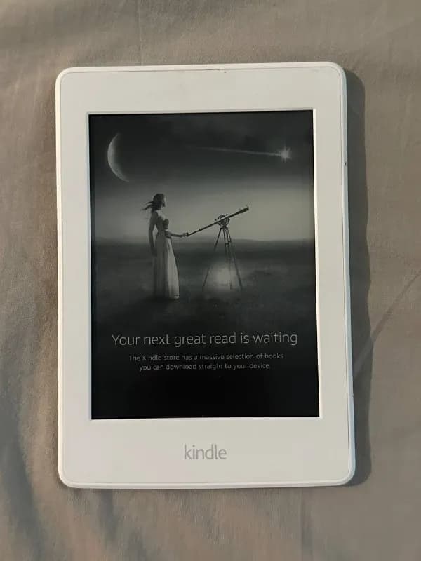 Kindle Paperwhite с оригинальным кожаным чехлом. Использовалась раза 4 от силы, отдаю за 280 лари (о — Тбилиси — 280 ₾