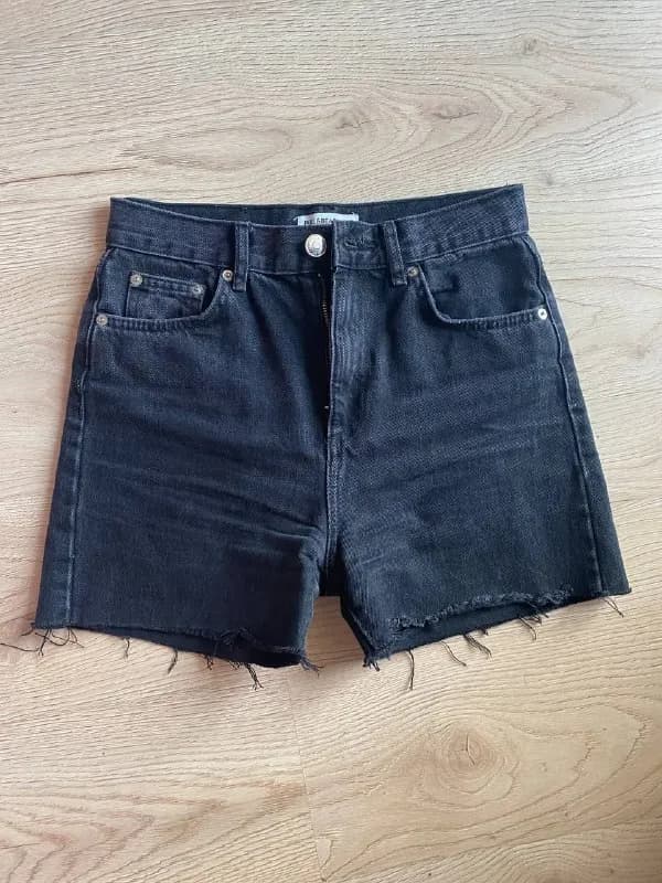 Pull&Bear размер 36 (высокая посадка, не короткие), цена — 30 лари. Джинсовое платье Zara размер 38 — Тбилиси — 30 ₾