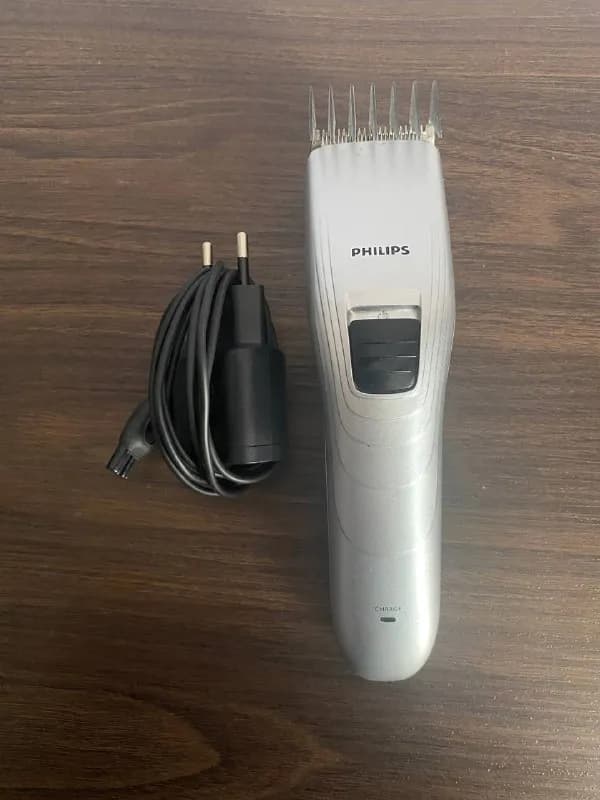 1️⃣ Машинка для стрижки волос Philips. В комплекте зарядка. Цена — 25GEL — Тбилиси — 25 ₾
