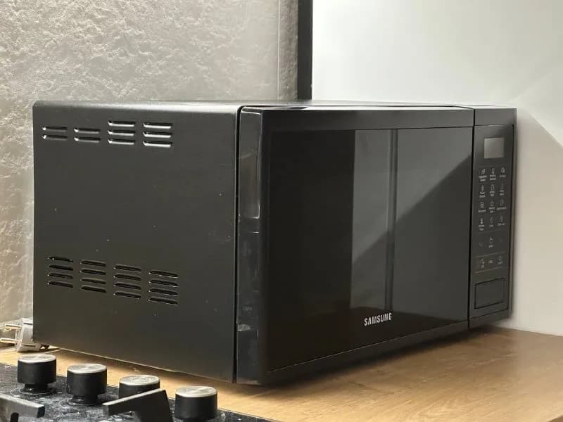 Samsung MS23J5133AK/BA в отличном состоянии с местной гарантией. Покупал за 450 лари в декабре 2022, — Тбилиси — 450 ₾