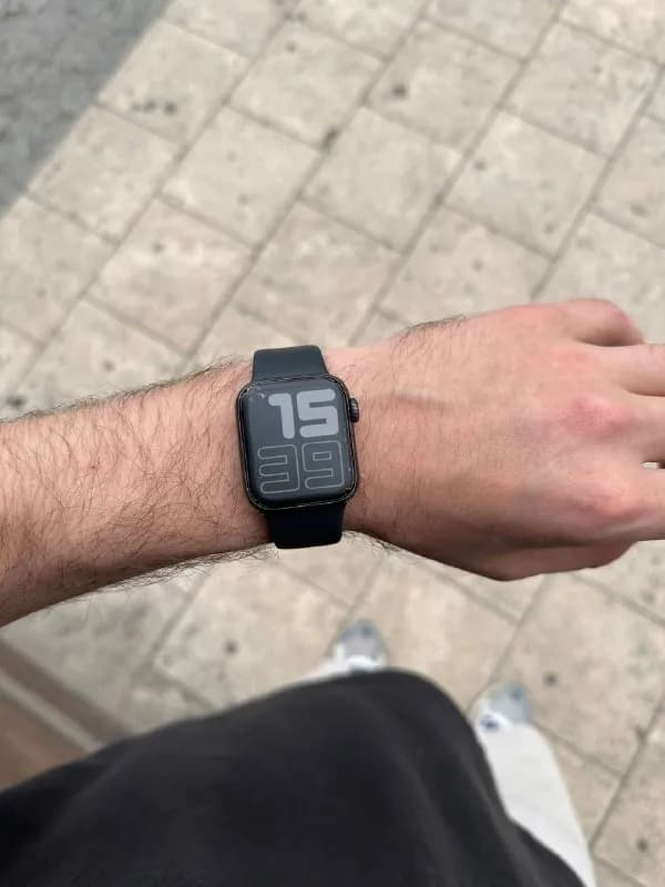 apple watch se 40 mm в отличном состоянии (сверху на экране пленка) — Тбилиси — 350 ₾