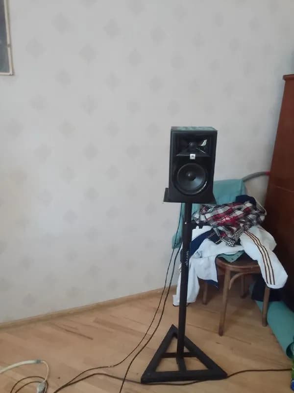 1) Стойки под мониторы behringer. Разборные, регулируемые, хорошие. Служили верой и правдой, но не в — Тбилиси — 200 ₾
