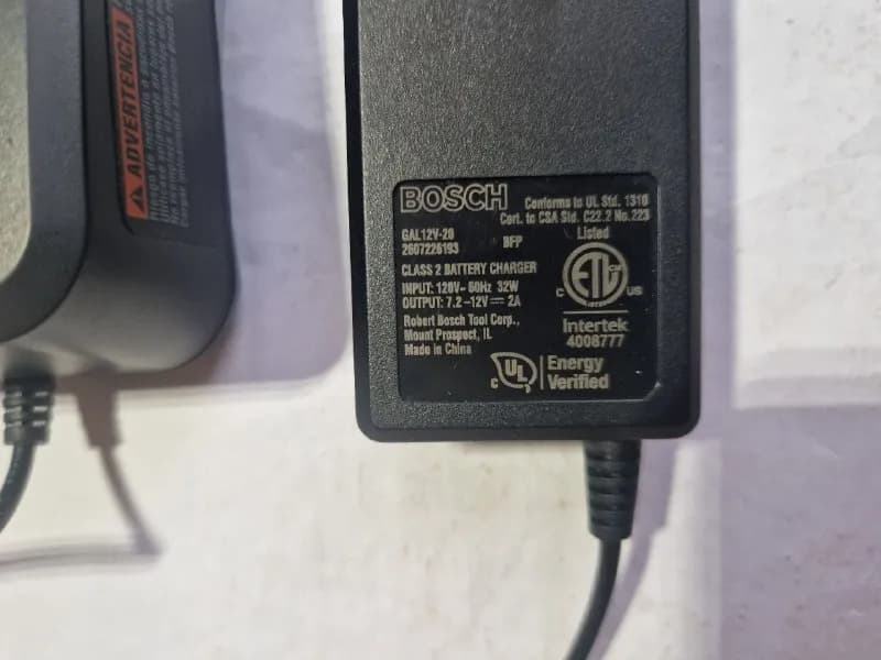 Bosch для 12в батарей. Новое. Американское, работает на 110в. Стоимость 30 лари. — Тбилиси — 30 ₾