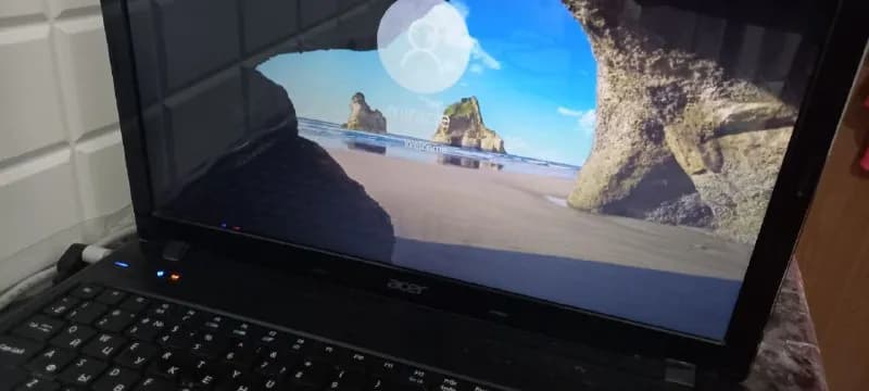 acer 2012 года. Работает, но есть скол, который на работу не влияет. Зарядку держит. При встрече мож — Тбилиси — 200 ₾