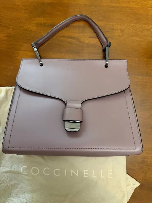 Coccinelle, оригинал, кожа, цвет пыльная роза. Состояние хорошее, есть следы использования на фурнит — Тбилиси — 130 ₾