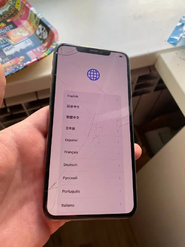 iPhone XS Max разбит экран и задняя панель, еще есть какая-то проблема, он работает несколько минут — Тбилиси — 200 ₾