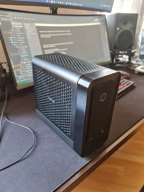 Zotac Magnus One. Портативный стационарный компьтер. Размеры: 25×25×12см, помещается в средний рюкза — Тбилиси — 3 000 ₾