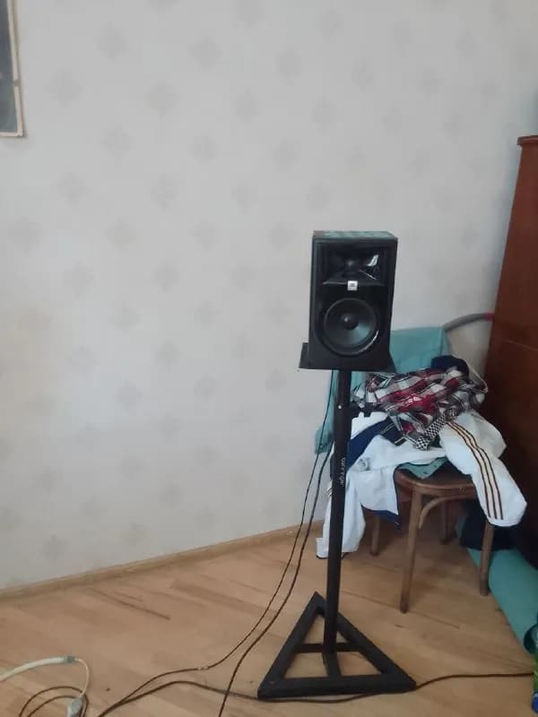 behringer. Разборные, регулируемые, хорошие. Служили верой и правдой, но не влезают в чемодан. Есть — Тбилиси — 200 ₾