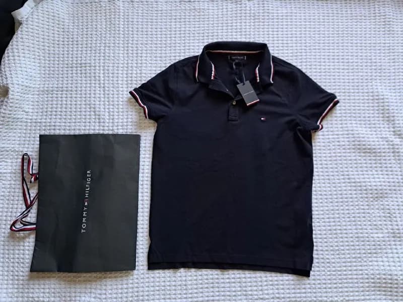 Tommy Hilfiger. Продолжая традиции, это поло обычного кроя изготовлено из быстросохнущей, влагоотвод — Батуми — 150 ₾