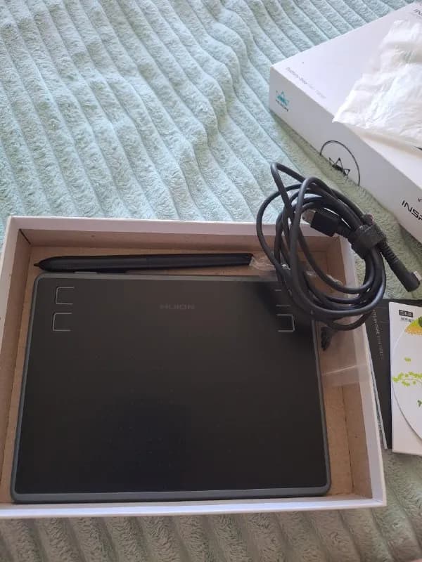 huion inspiroy h430p, немного юзаный, подойдёт для начинающих. Работает с виндой, линуксом, написано — Батуми — 20 ₾