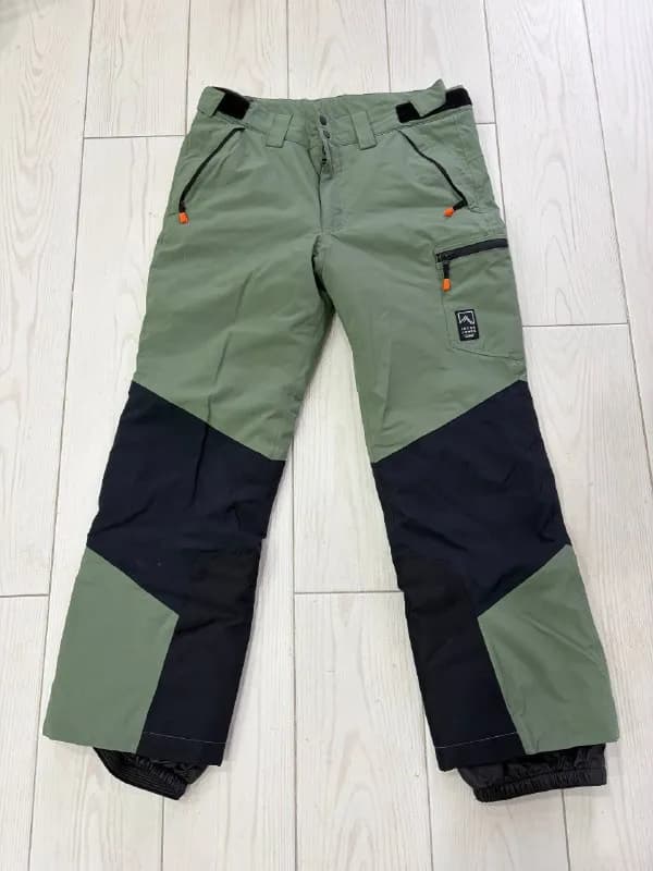 Jack&Jones, размер L, носились всего несколько раз в этом сезоне, состояние отличное — Батуми — 140 ₾