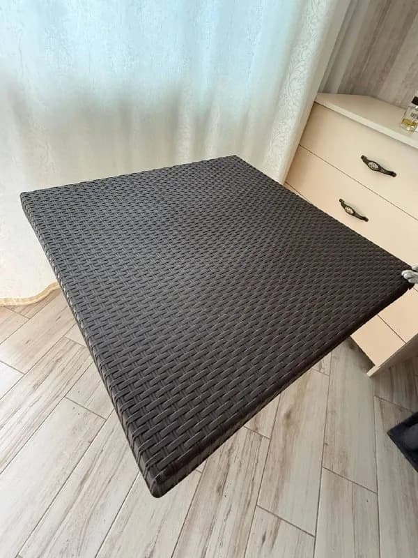 80×80 см, высота 70 см и стул к нему, стол 50 лари, стул 10, если заберёте сегодня, то оба за 50 лар — Батуми — 50 ₾
