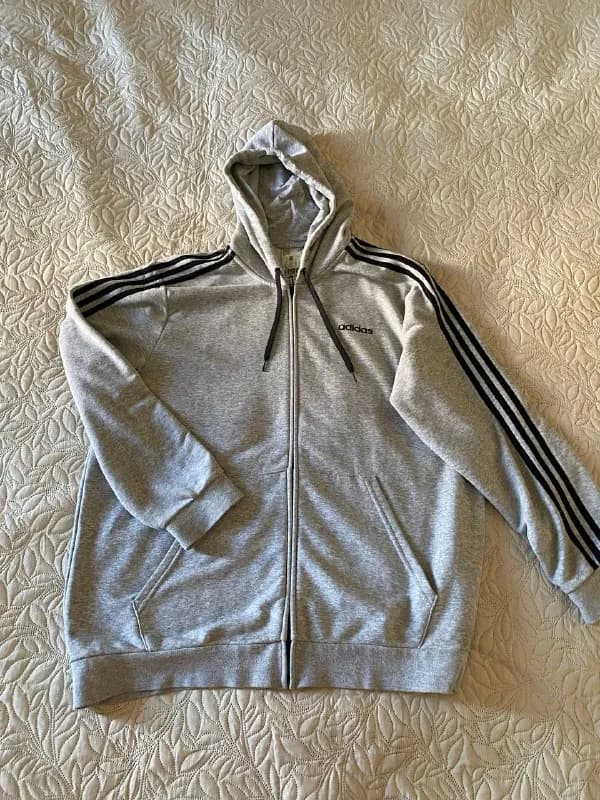 Adidas, 2XL, как оверсайз, удобный капюшон, оригинал, 100 лари, тех университет — Тбилиси — 100 ₾