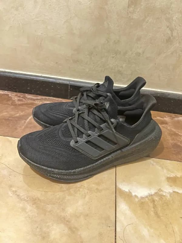 Продаю беговые кроссовы ADIDAS ULTRABOOST