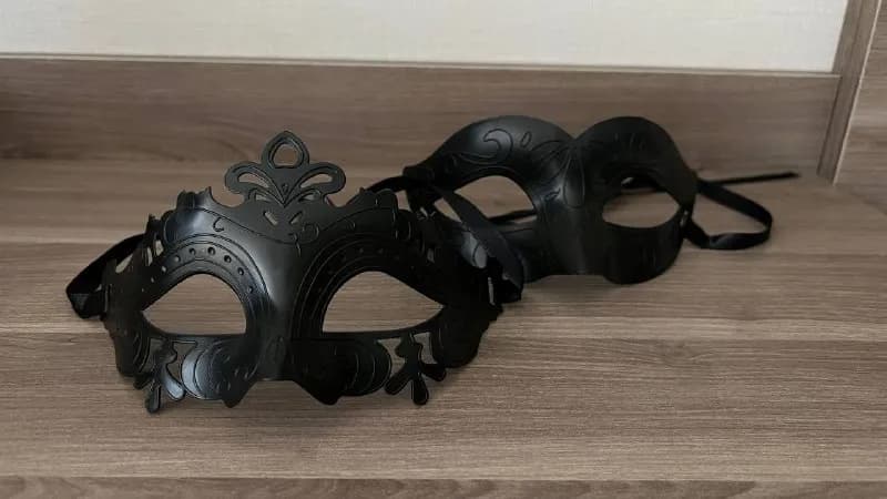 2 штуки (одна с ажурным узором «корона», вторая — более классическая, гладкая). — Батуми — 20 ₾