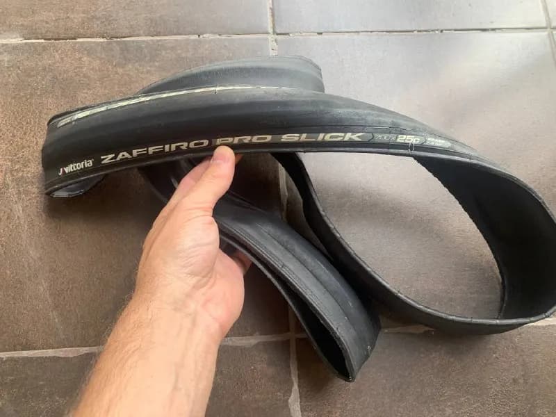 Victoria Pro Slick 700×25 ещё поганяет сезон минимум. Не колется. 15 лар — Тбилиси — 15 ₾