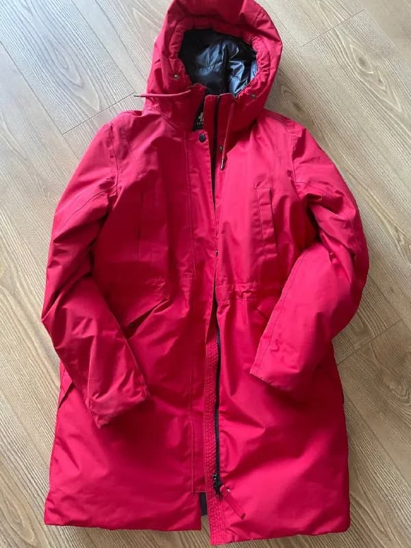 helly hansen. Размер L.Потертости на рукавах и карманах. 80 лари. Возможен торг. Метро медицинский у — Тбилиси — 80 ₾