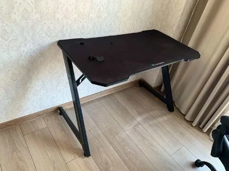 1. Продам компьютерный стол ThunderX3 ED2 — 200 лари. Размеры 110 см x 75 см x 60 см — Тбилиси — 200 ₾