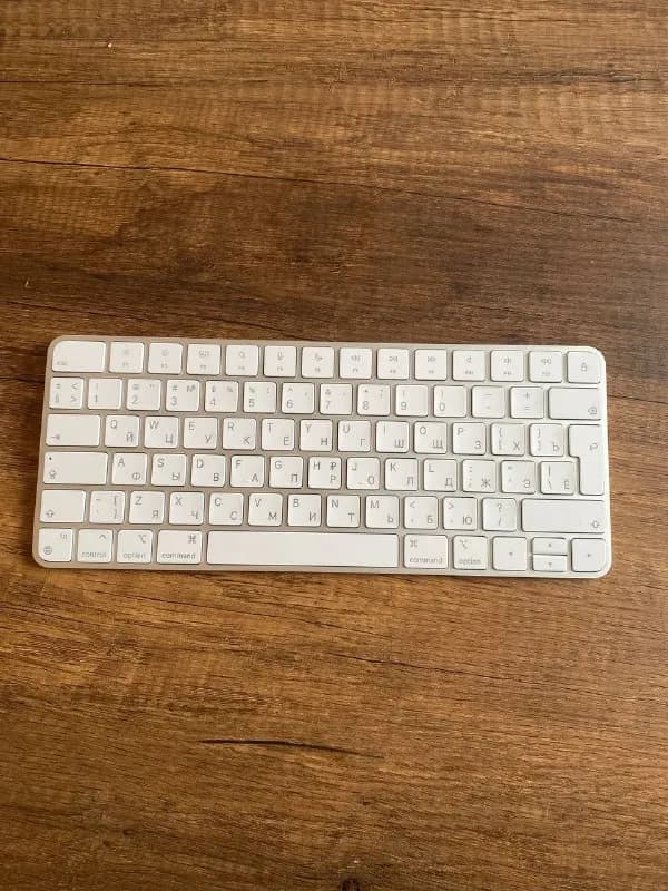 Apple Magic Keyboard (MK2A3), последняя модель, с плетеным проводом. Новая, была в использовании нед — Тбилиси — 250 ₾