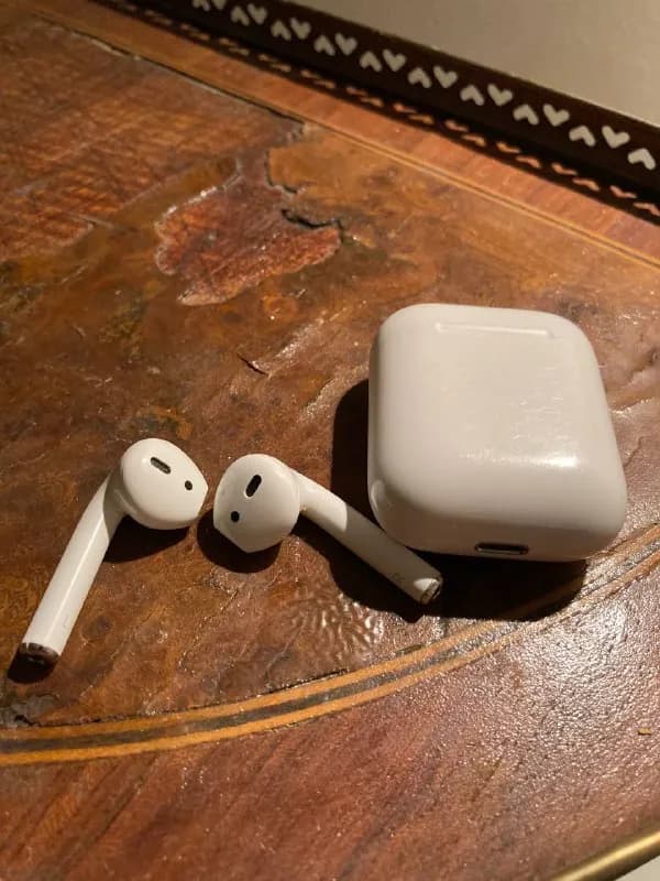 Apple AirPods 1st generation в хорошем состоянии с 0 были у меня.цена 140 лари — Тбилиси — 140 ₾