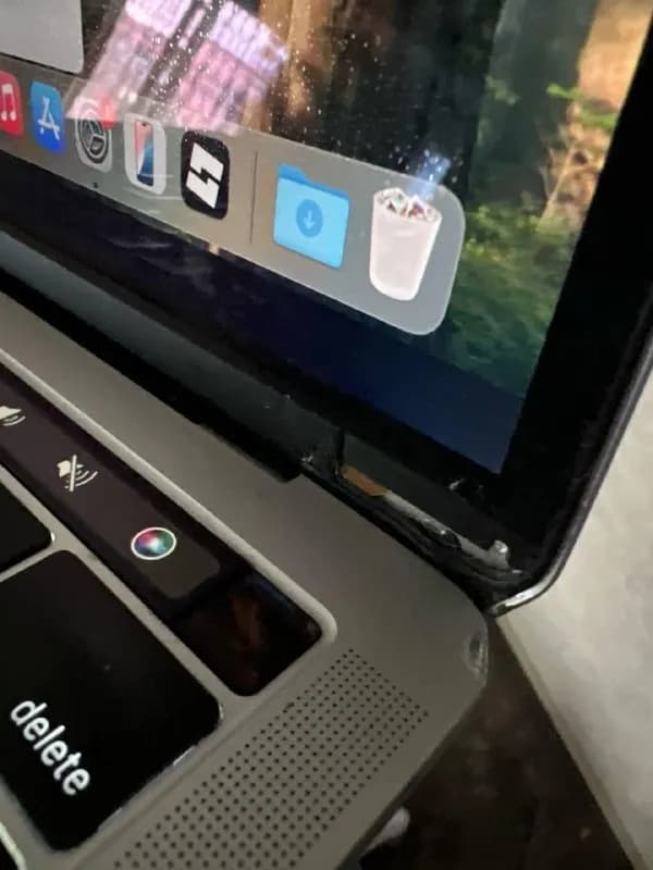 1. iMac 21.5 2017 (i5, 8gb ram, 1tb hdd, fullhd), с оригинальным кабелем питания, но без упаковки, б — Батуми — 700 ₾