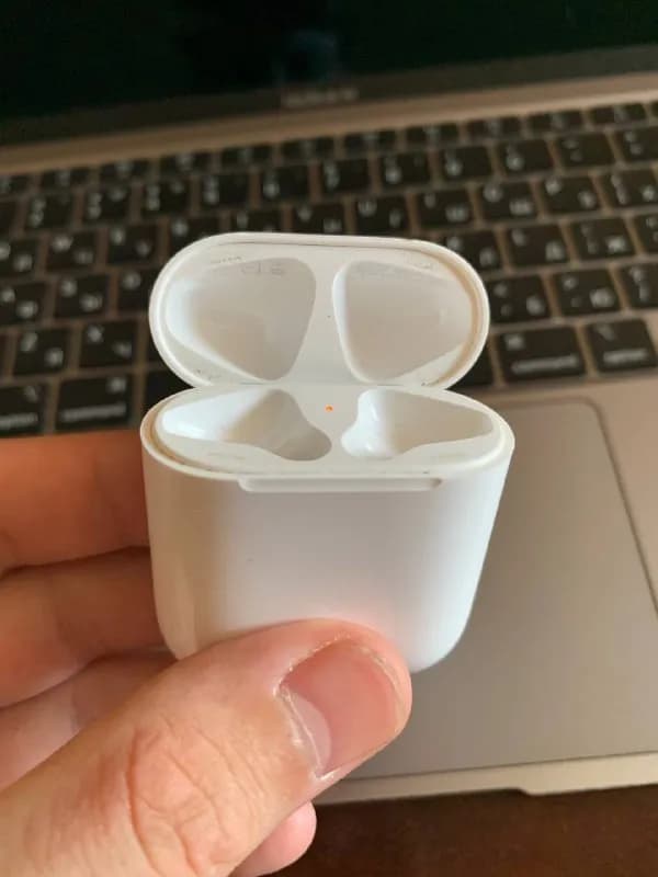 Airpods 2, оригинал. Без наушников, наушники потерял. Держит заряд примерно 4-5 полных зарядов наушн — Тбилиси — 80 ₾
