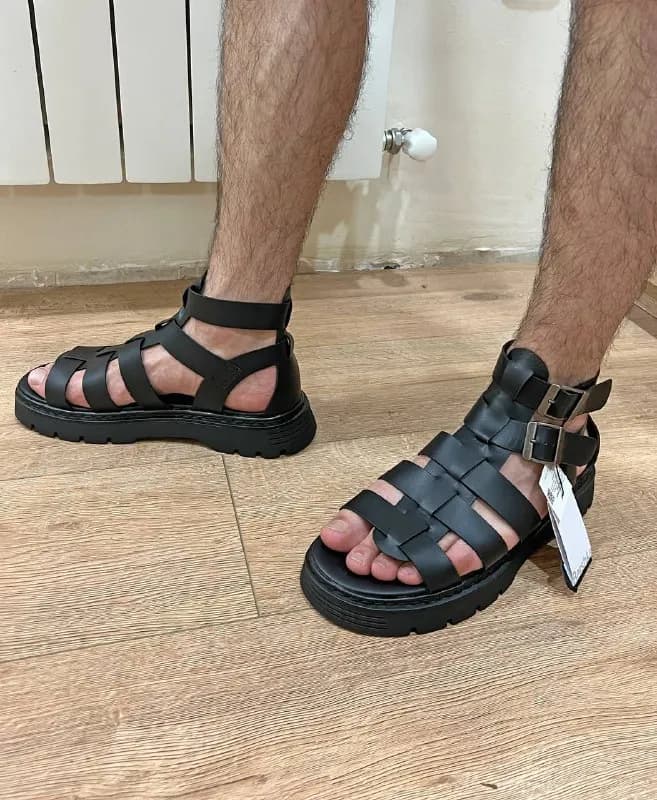 Bershka, размер 42. Совершенно новые, не подошли по размеру. В Грузии стоят значительно дороже. 130 — Тбилиси — 130 ₾