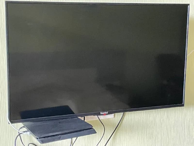 Smart Телевизор и PlayStation 4 slim с двумя джойстиками. Всё что останется подключить провода котор — Тбилиси — 700 ₾