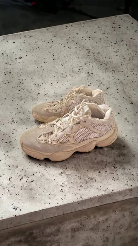 1) кроссовка adidas Yeezy boots 500, 50 лари — Тбилиси — 501 ₾
