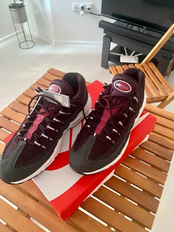 Nike Air Max 95, размер 9.5 US. Оригинал, новые. 250 лари. ЖК Дирси (Самгори) или по договоренности. — Тбилиси — 250 ₾