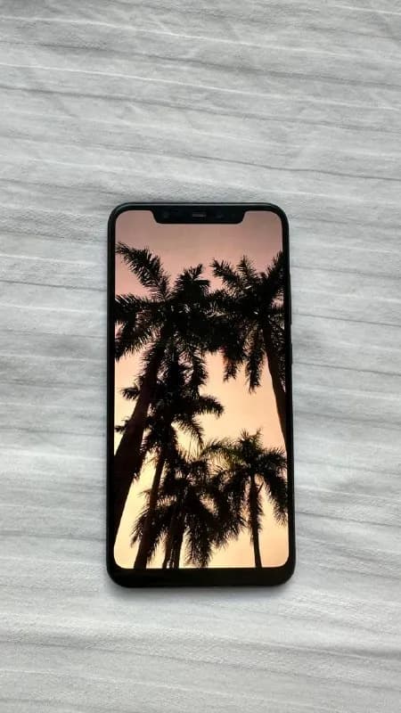 1. Смартфон Xiaomi Mi8 6GB + 128GB черный в рабочем состоянии. На экране незначительные царапины, на — Тбилиси — 200 ₾
