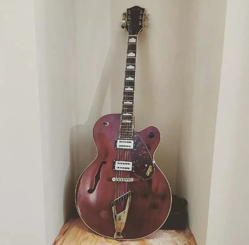 Gretsch Streamliner G2420. Классическая hollow body (да-да, без центрального блока). 20-го года, сос — Тбилиси — 400 $