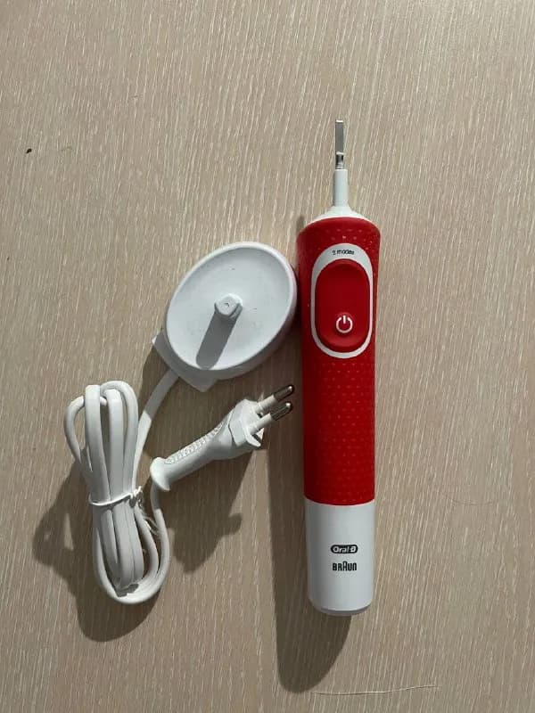 oral-b электрическую, без насадки, использовалась меньше месяца, состояние идеальное, зарядка даже н — Тбилиси — 40 ₾