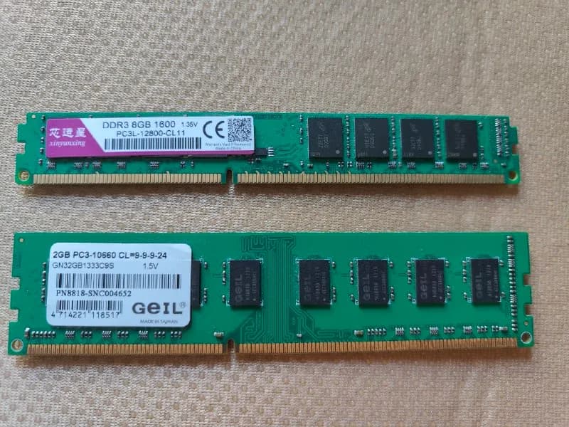 DDR3 8Гб (на фото это верхняя плашка, нижняя продана) — Батуми — 20 ₾