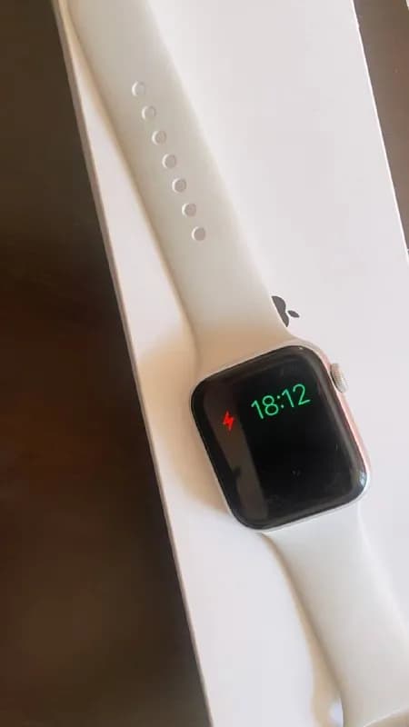 Apple Watch SE 2 GPS 44 mm Silver Aluminium Case with White Sport Band Regular — Тбилиси — 650 ₾