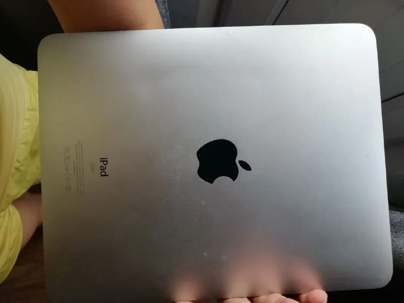 IPad (1 поколения) на разборку, состояние хорошее, нюанс (плохо работает гнездо зарядки). Предложите — Тбилиси