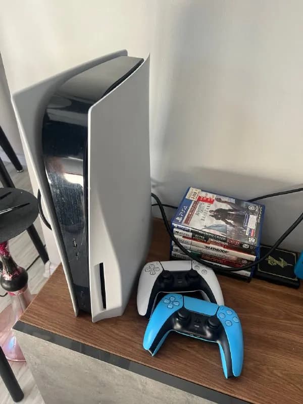 PlayStation 5. 825 GB + 2 джойстика и 7 игр в подарок. Состояние 9/10 (есть несколько царапин на пе — Батуми — 1,000 ₾