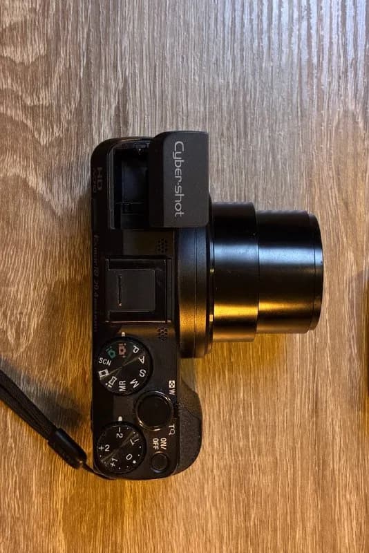 SONY CYBER-SHOT DSC-HX60 BLACK покупали за 1000 лари, чуть плохо крутится колесико меню, можно отрем — Батуми — 1 000 ₾