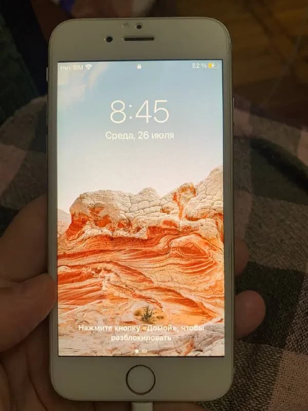 iPhone 6s, 32Gb. Дисплей не родной, но touch id работает. Батарейка слабая 73%. В комплекте коробка, — Тбилиси — 100 ₾
