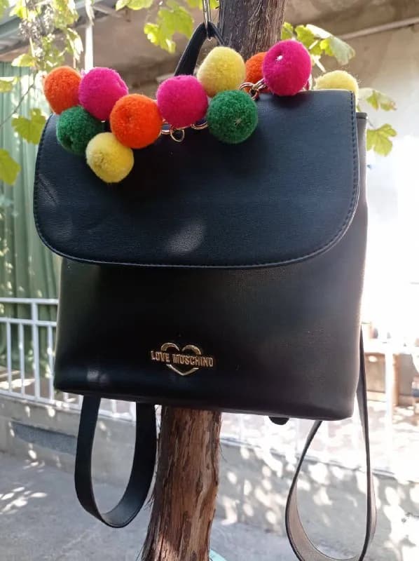 Moschino в хорошем состоянии. Использовался редко. Размер 22×25 (ВхШ). 70 лари — Тбилиси — 70 ₾