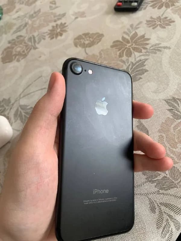 IPhone 7 32gb состояние хорошее, видно на фото, есть пару царапин на экране, видно на фото! — Тбилиси — 170 ₾