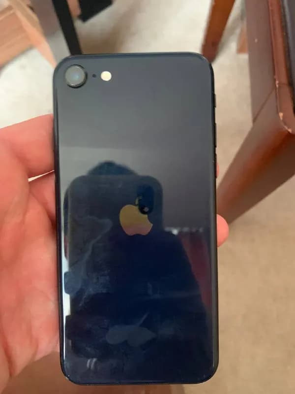iPhone SE 2022 64 gb 8.5/10 продам за 200$, из следов только в углу корпуса потертость, носился в за — Тбилиси — 200 $