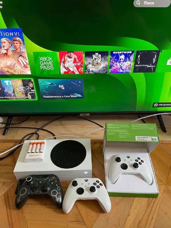 xbox series s, в комплекте сама приставка, один китайский геймпад, один родной геймпад с дрифтом в п — Тбилиси — 800 ₾