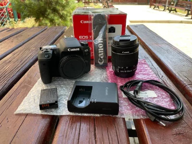Canon EOS 77D, полный комплект, состояние идеальное. Пользовался дома для съемки видео, пробег фото — Тбилиси — 1150 ₾
