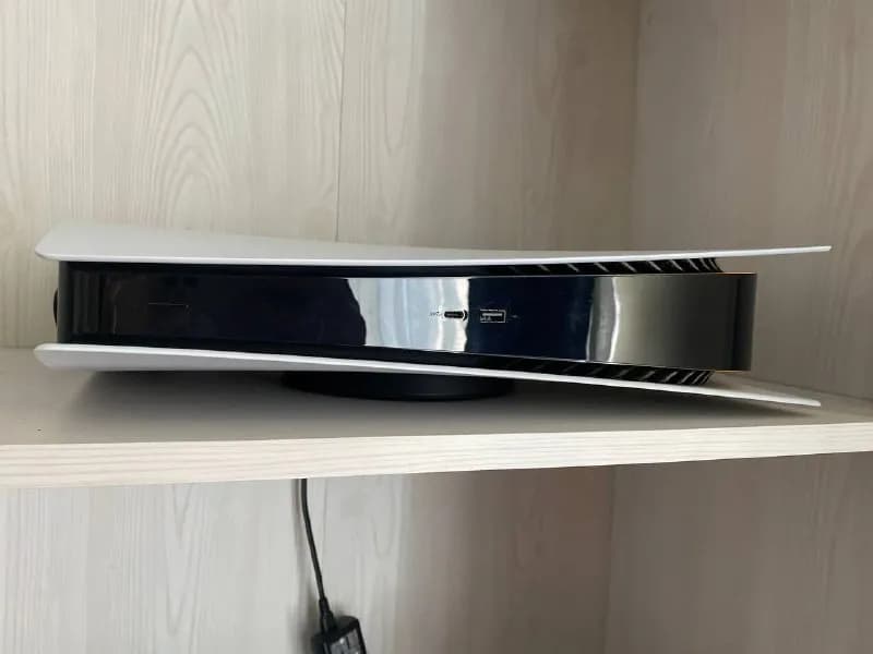 PlayStation 5 digital с двумя джойстиками и зарядной станцией. Покупал в феврале 2023го. Имеются вс — Тбилиси — 1 400 ₾