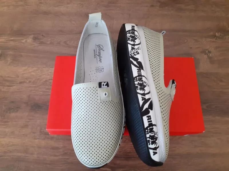 ADIDAS"(оригинал) из натуральной кожи.Куплены недельку назад в Финляндии.р-ры 37,38,39,40.Цена кро — Тбилиси — 250 ₾