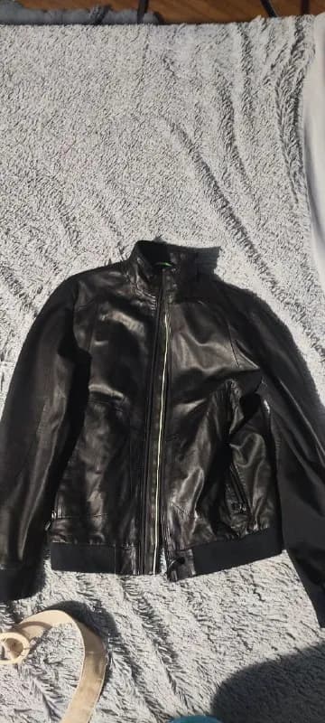 BOSS Green by Hugo Boss. Кожаная идеальное состояние. Размер M — L. Нету бирки не знаю точный размер — Батуми